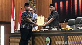 Caption: Ruda Mandala Putra, anggota DPRD Bangkalan menyampaikan pandangan umum fraksinya, saat paripurna pembahasan PAK 2025, (dok. regamedianews). 