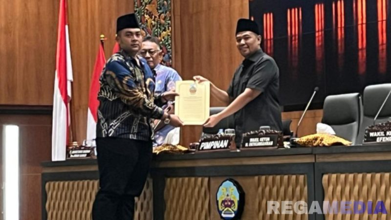 Caption: Ruda Mandala Putra, anggota DPRD Bangkalan menyampaikan pandangan umum fraksinya, saat paripurna pembahasan PAK 2025, (dok. regamedianews). 