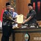 Caption: Ruda Mandala Putra, anggota DPRD Bangkalan menyampaikan pandangan umum fraksinya, saat paripurna pembahasan PAK 2025, (dok. regamedianews). 