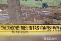 Caption: tampak di lokasi tewasnya tiga orang pekerja tambang di Desa Ibarat, masih terpasang garis polisi, (dok. Mohamad Yusrianto Panu). 
