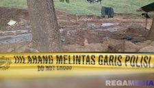 Caption: tampak di lokasi tewasnya tiga orang pekerja tambang di Desa Ibarat, masih terpasang garis polisi, (dok. Mohamad Yusrianto Panu). 
