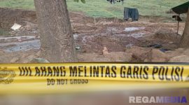 Caption: tampak di lokasi tewasnya tiga orang pekerja tambang di Desa Ibarat, masih terpasang garis polisi, (dok. Mohamad Yusrianto Panu). 