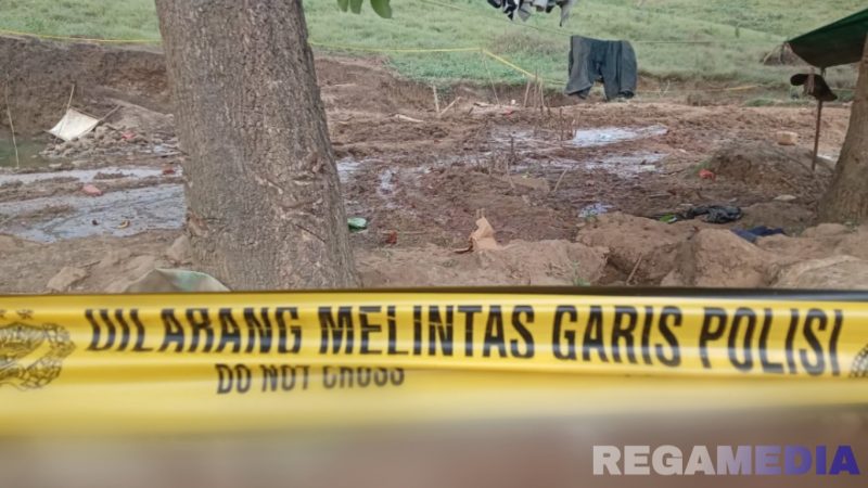 Caption: tampak di lokasi tewasnya tiga orang pekerja tambang di Desa Ibarat, masih terpasang garis polisi, (dok. Mohamad Yusrianto Panu). 