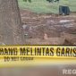 Caption: tampak di lokasi tewasnya tiga orang pekerja tambang di Desa Ibarat, masih terpasang garis polisi, (dok. Mohamad Yusrianto Panu). 
