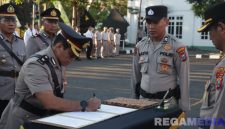 Caption: prosesi penandatanganan serah terima jabatan sejumlah pejabat utama Polres Sampang, (dok. Humas Polri). 