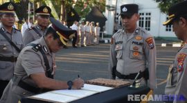 Caption: prosesi penandatanganan serah terima jabatan sejumlah pejabat utama Kepolisian Resor Sampang, (dok. Humas Polri). 