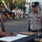 Caption: prosesi penandatanganan serah terima jabatan sejumlah pejabat utama Kepolisian Resor Sampang, (dok. Humas Polri). 