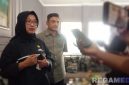 Caption: Kepala Kejaksaan Negeri Sampang, Fadilah Helmi, saat diwawancara awak media perihal program yang ada di desa, (dok. regamedianews). 