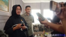 Caption: Kepala Kejaksaan Negeri Sampang, Fadilah Helmi, saat diwawancara awak media perihal program yang ada di desa, (dok. regamedianews). 