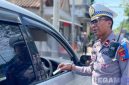 Caption: KBO Satlantas Polres Sampang (Ipda Andi Purwiyanto), usai memeriksa surat-surat kendaraan saat Operasi Patuh Semeru 2025, (dok. Polantas Polres Sampang). 