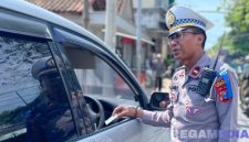 Caption: KBO Satlantas Polres Sampang (Ipda Andi Purwiyanto), usai memeriksa surat-surat kendaraan saat Operasi Patuh Semeru 2025, (dok. Polantas Polres Sampang). 