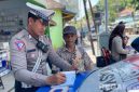 Caption: anggota Satlantas Polres Sampang memberikan sanksi tilang kepada pelanggar lalulintas dan terjaring Operasi Patuh Semeru 2025, (dok. Polantas Sampang). 