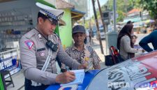 Caption: anggota Satlantas Polres Sampang memberikan sanksi tilang kepada pelanggar lalulintas dan terjaring Operasi Patuh Semeru 2025, (dok. Polantas Sampang). 