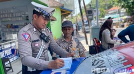Caption: anggota Satlantas Polres Sampang, memberikan sanksi tilang kepada pelanggar lalulintas saat terjaring Operasi Patuh 2025, (dok. Polantas Sampang). 
