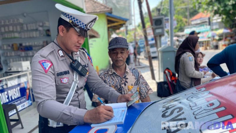 Caption: anggota Satlantas Polres Sampang, memberikan sanksi tilang kepada pelanggar lalulintas saat terjaring Operasi Patuh 2025, (dok. Polantas Sampang). 