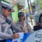 Caption: anggota Satlantas Polres Sampang, memberikan sanksi tilang kepada pelanggar lalulintas saat terjaring Operasi Patuh 2025, (dok. Polantas Sampang). 