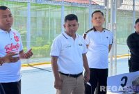 Caption: petugas Lapas Narkotika Pamekasan memberikan arahan, sebelum mendistribusikan peralatan mandi kepada warga binaan. 