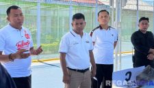 Caption: petugas Lapas Narkotika Pamekasan memberikan arahan, sebelum mendistribusikan peralatan mandi kepada warga binaan. 