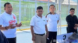 Caption: petugas Lapas Narkotika Pamekasan memberikan arahan, sebelum mendistribusikan peralatan mandi kepada warga binaan. 