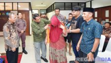Caption: Kejari Bangkalan selesaikan dua perkara tindak pidana ringan di Rumah Restorative Justice UTM. 
