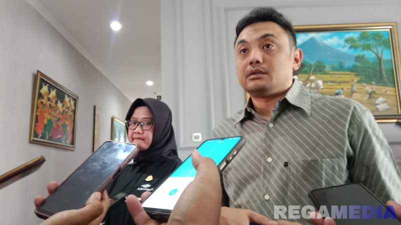 Cation: Kasi Intel Kejaksaan Negeri Sampang, Diecky E.K Andriyansyah, diwawancara awak media terkait Dana Desa, (dok. regamedianews). 