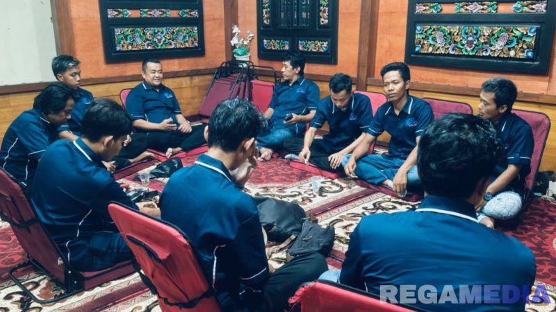 Caption: Serikat Media Siber Indonesia (SMSI) Kabupaten Sampang saat rapat koordinasi, (dok. regamedianews). 