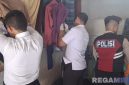 Caption: petugas Rutan dan Polres Sampang menggeledah kamar hunian warga binaan, (dok. regamedianews). 