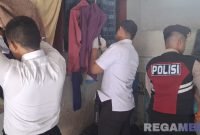 Caption: petugas Rutan Kelas IIB Sampang dan Polres Sampang saat menggeledah kamar hunian warga binaan, (dok. regamedianews). 