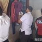 Caption: petugas Rutan Kelas IIB Sampang dan Polres Sampang saat menggeledah kamar hunian warga binaan, (dok. regamedianews). 