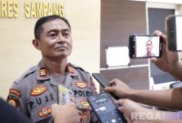 Caption: Plh Kasi Humas Kepolisian Resor Sampang (AKP Eko Puji Waluyo), saat diwawancara awak media. 