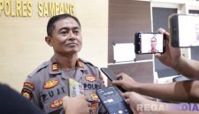 Caption: Plh Kasi Humas Kepolisian Resor Sampang (AKP Eko Puji Waluyo), saat diwawancara awak media. 