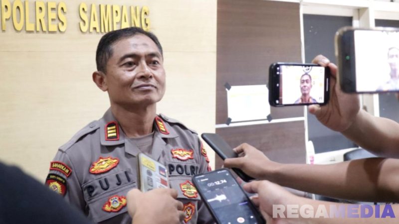 Caption: Plh Kasi Humas Kepolisian Resor Sampang (AKP Eko Puji Waluyo), saat diwawancara awak media. 