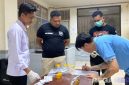 Caption: salah satu narapidana Lapas Narkotika Kelas IIA Pamekasan, menjalani pemeriksaan test urine. 