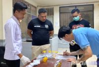 Caption: salah satu narapidana Lapas Narkotika Kelas IIA Pamekasan, menjalani pemeriksaan test urine. 