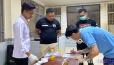 Caption: salah satu narapidana Lapas Narkotika Kelas IIA Pamekasan, menjalani pemeriksaan test urine. 