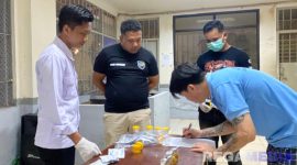 Caption: salah satu narapidana Lapas Narkotika Kelas IIA Pamekasan, menjalani pemeriksaan test urine. 