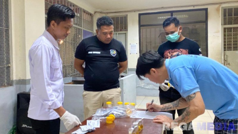 Caption: salah satu narapidana Lapas Narkotika Kelas IIA Pamekasan, menjalani pemeriksaan test urine. 