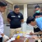 Caption: salah satu narapidana Lapas Narkotika Kelas IIA Pamekasan, menjalani pemeriksaan test urine. 