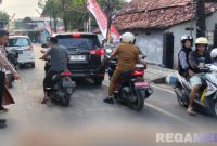 Caption: anggota Unit Gakkum Satlantas Polres Sampang, menunjukkan lokasi kejadian kecelakaan di Jl.Raya Imam Ghozali, (sumber foto: Humas Polres Sampang). 