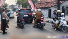 Caption: anggota Unit Gakkum Satlantas Polres Sampang, menunjukkan lokasi kejadian kecelakaan di Jl.Raya Imam Ghozali, (sumber foto: Humas Polres Sampang). 