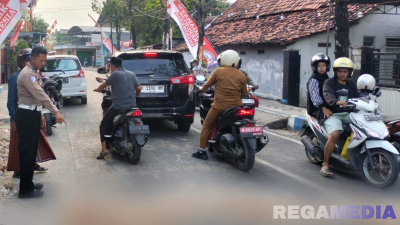 Caption: anggota Unit Gakkum Satlantas Polres Sampang, menunjukkan lokasi kejadian kecelakaan di Jl.Raya Imam Ghozali, (sumber foto: Humas Polres Sampang). 