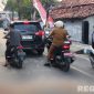 Caption: anggota Unit Gakkum Satlantas Polres Sampang, menunjukkan lokasi kejadian kecelakaan di Jl.Raya Imam Ghozali, (sumber foto: Humas Polres Sampang). 
