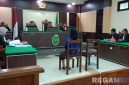 Caption: sebelum sidang terdakwa Syamsiyah, dilanjutkan ke ruang sidang utama Pengadilan Negeri Sampang, (dok. regamedianews). 