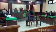 Caption: sebelum sidang terdakwa Syamsiyah, dilanjutkan ke ruang sidang utama Pengadilan Negeri Sampang, (dok. regamedianews). 