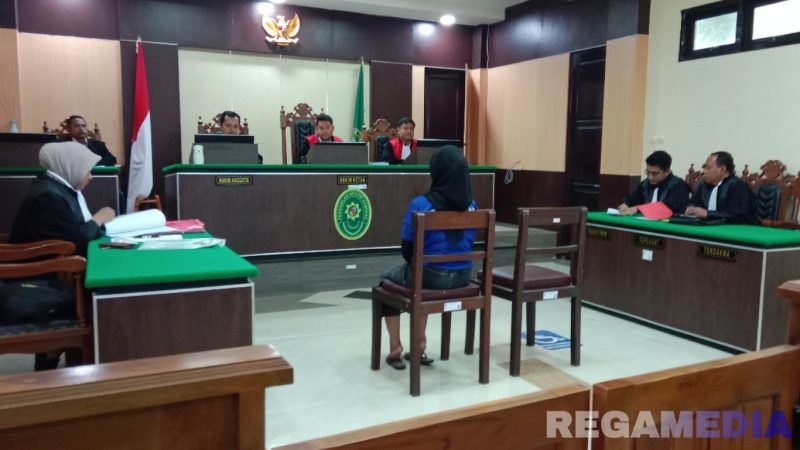 Caption: sebelum sidang terdakwa Syamsiyah, dilanjutkan ke ruang sidang utama Pengadilan Negeri Sampang, (dok. regamedianews). 