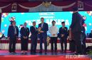 Caption: Rektor Universitas Trunojoyo Madura Prof. Dr. Safi' memberikan cinderamata boneka sakera kepada Menko Agus Harimurti Yudhoyono. 