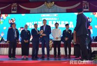 Caption: Rektor Universitas Trunojoyo Madura Prof. Dr. Safi', memberikan cinderamata boneka sakera kepada Menko Agus Harimurti Yudhoyono. 
