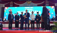 Caption: Rektor Universitas Trunojoyo Madura Prof. Dr. Safi' memberikan cinderamata boneka sakera kepada Menko Agus Harimurti Yudhoyono. 