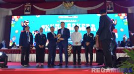 Caption: Rektor Universitas Trunojoyo Madura Prof. Dr. Safi', memberikan cinderamata boneka sakera kepada Menko Agus Harimurti Yudhoyono. 