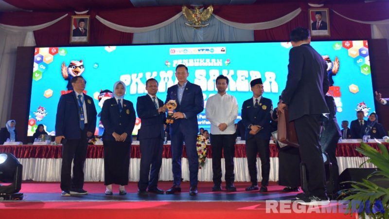 Caption: Rektor Universitas Trunojoyo Madura Prof. Dr. Safi', memberikan cinderamata boneka sakera kepada Menko Agus Harimurti Yudhoyono. 